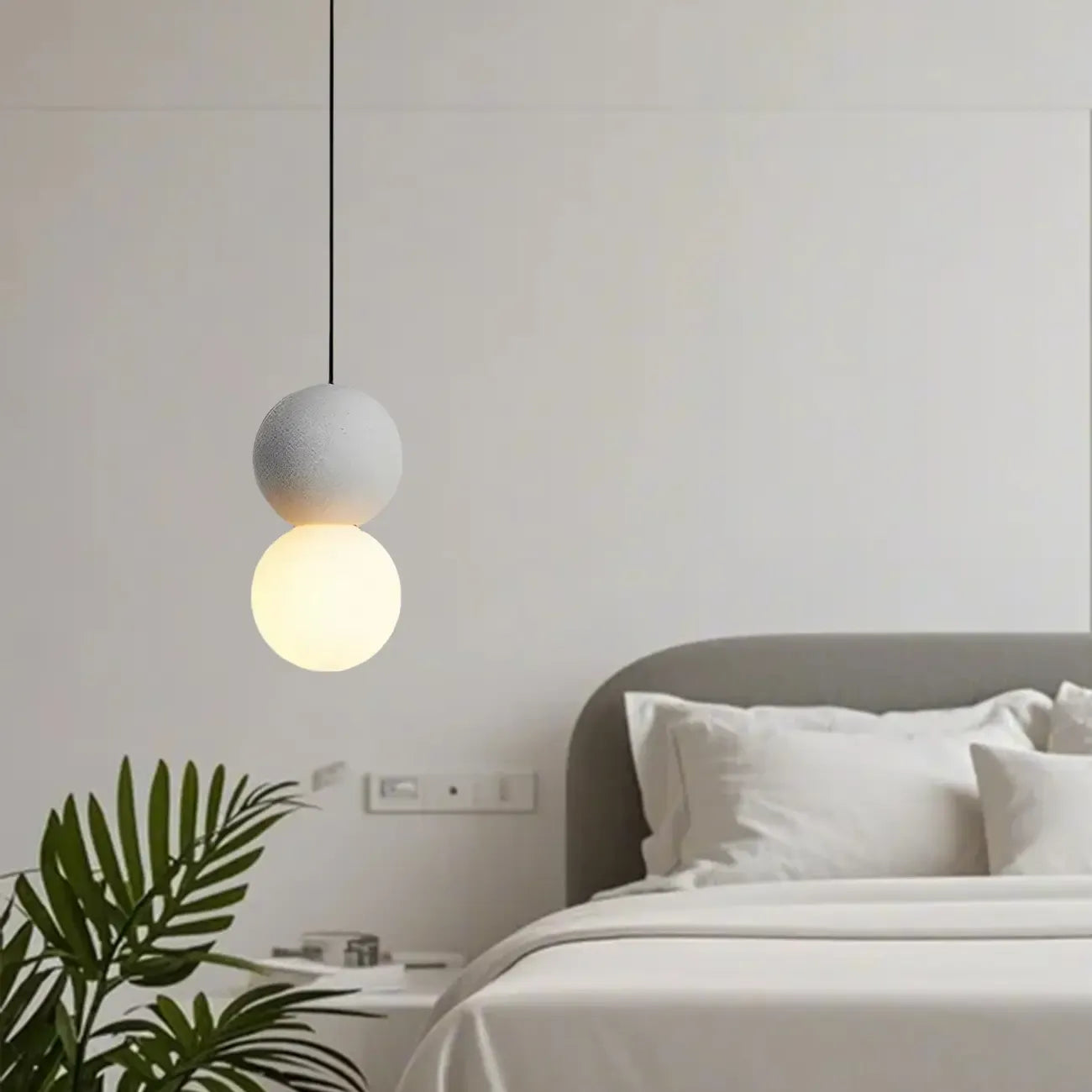 Suspension minimaliste en verre opale avec détails perlés pour chevet