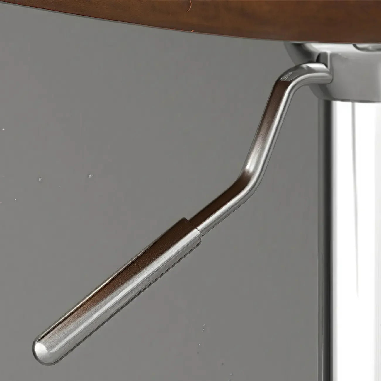 Tabouret de bar pivotant et réglable avec selle rembourrée en cuir