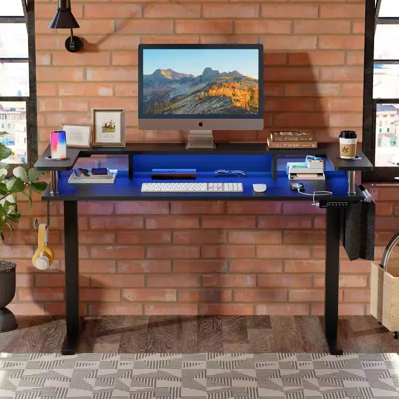 Scrivania in Piedi Bestier da 58 pollici con Supporto Monitor, Scrivania Computer a LED Regolabile in Altezza con Spazio di Archiviazione e Gancio, Scrivania per Lavoro in Piedi per Ufficio Domestico e Scrittura