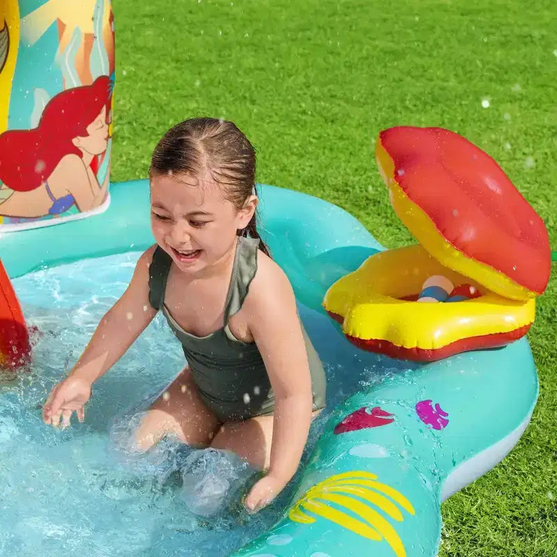 Piscine de jeu aquatique gonflable La Petite Sirène de Disney pour enfants avec toboggan, jeu d'anneaux et jeu de lancer de balles pour les enfants de 2 ans et plus