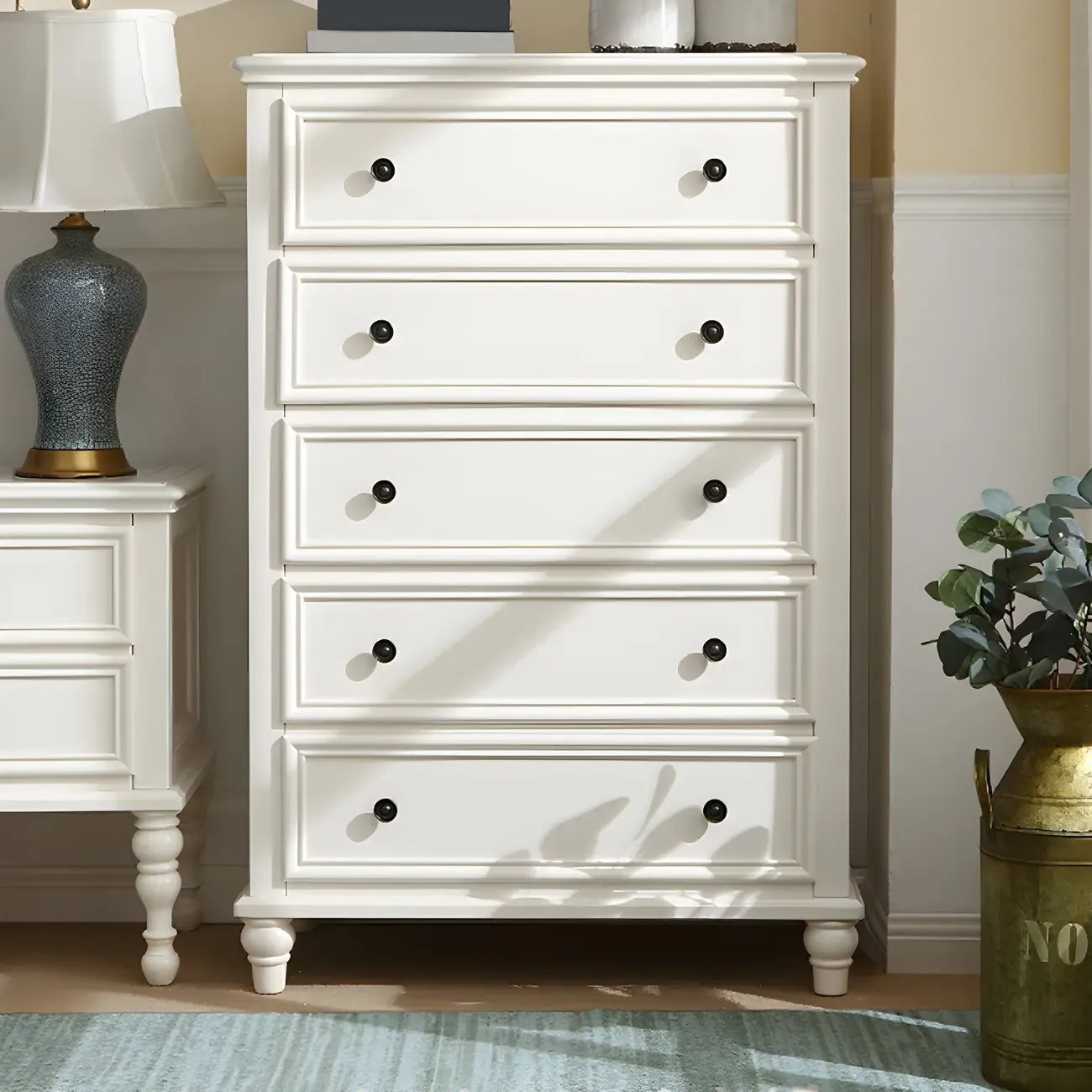 Commode classique en bois blanc à 5 tiroirs