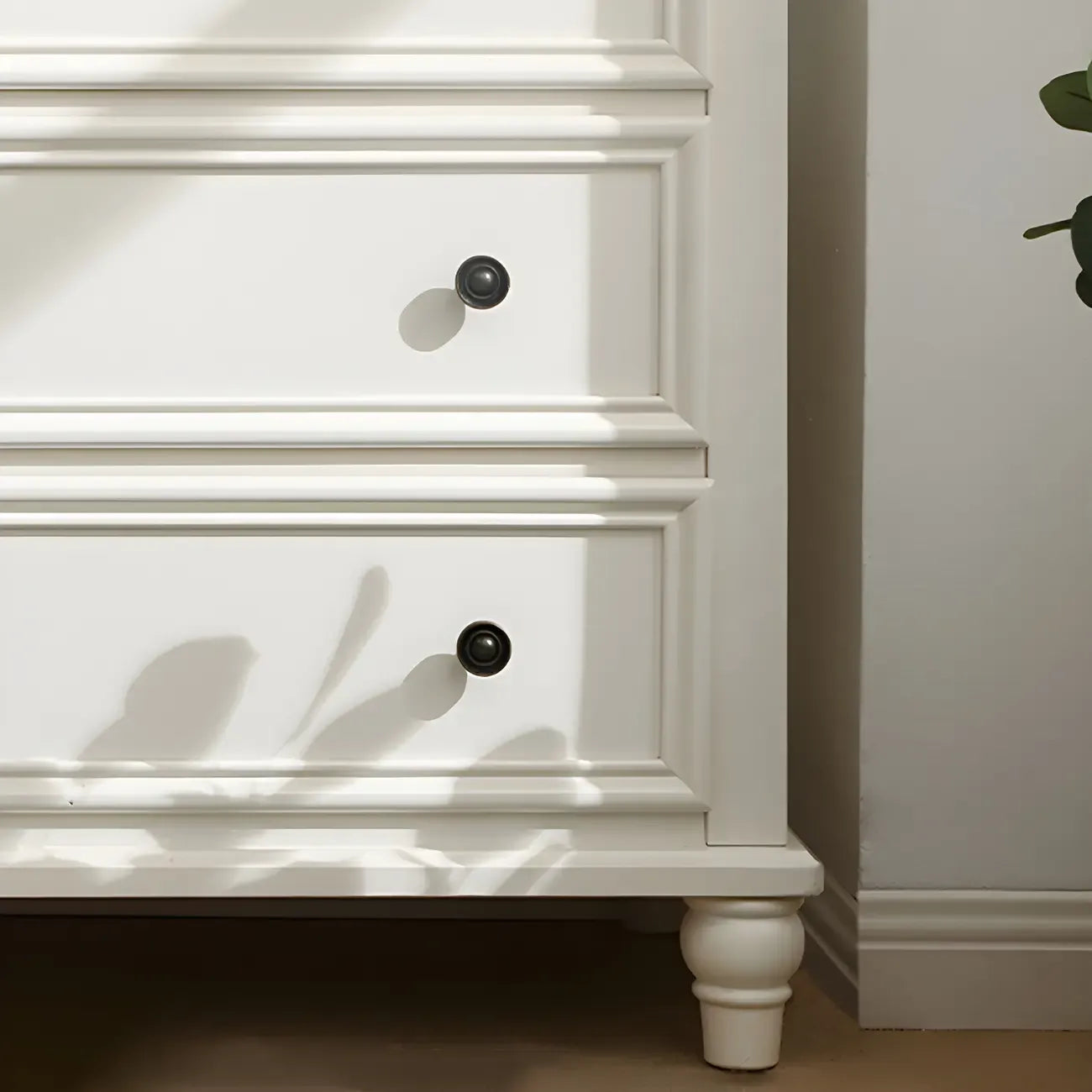 Commode classique en bois blanc à 5 tiroirs