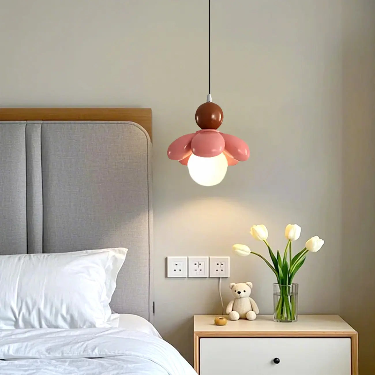 Suspension LED rose poudré avec motif floral en argile pour chevet