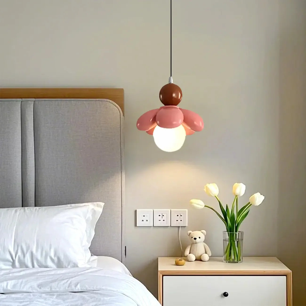 Suspension LED rose poudré avec motif floral en argile pour chevet