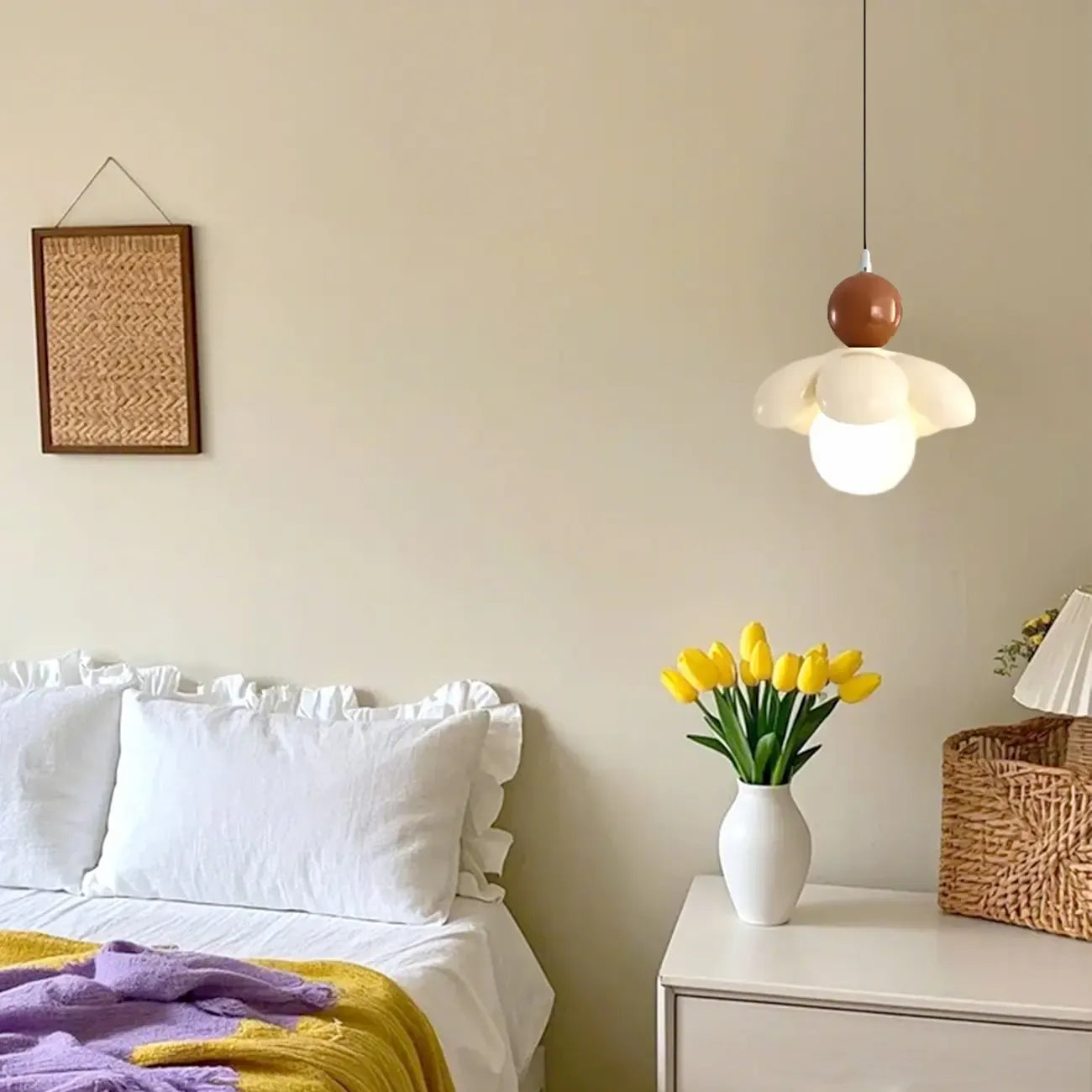 Suspension LED rose poudré avec motif floral en argile pour chevet