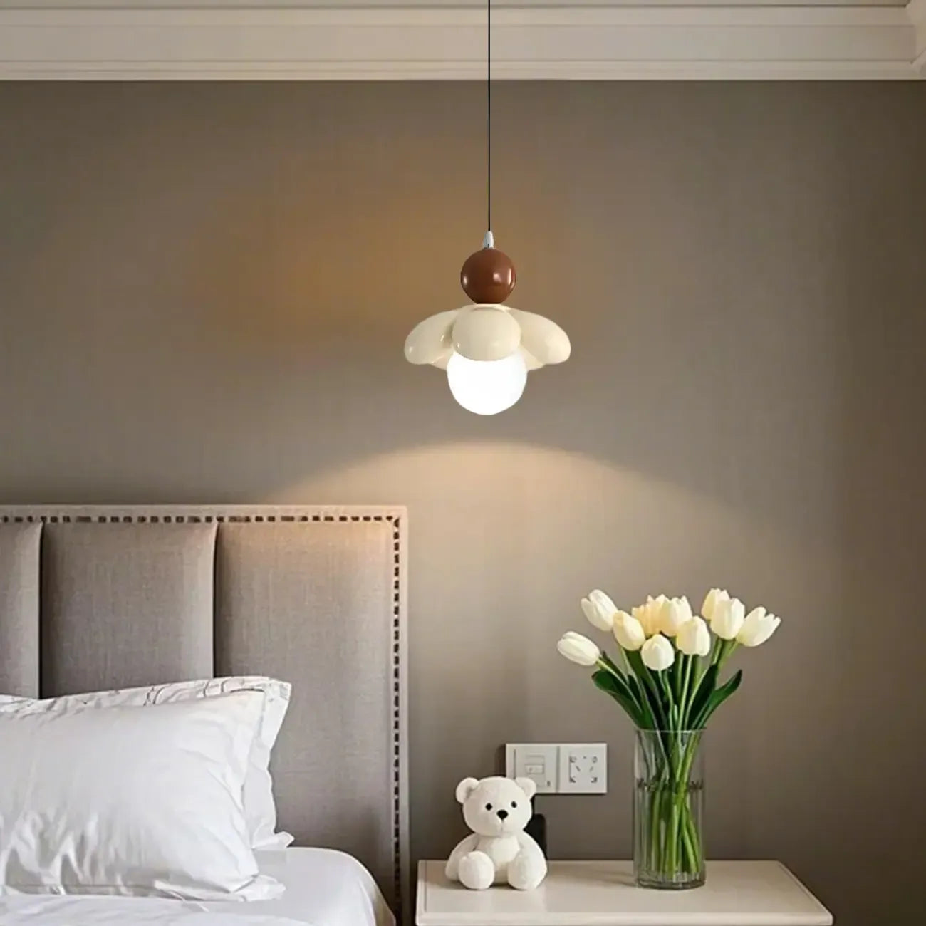 Suspension LED rose poudré avec motif floral en argile pour chevet