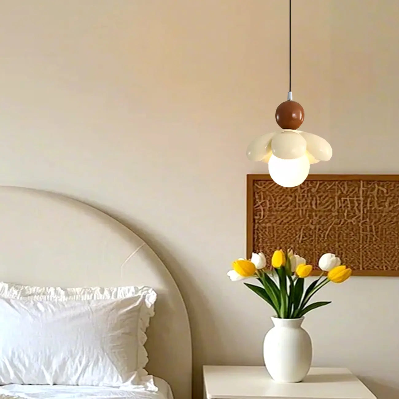Suspension LED rose poudré avec motif floral en argile pour chevet