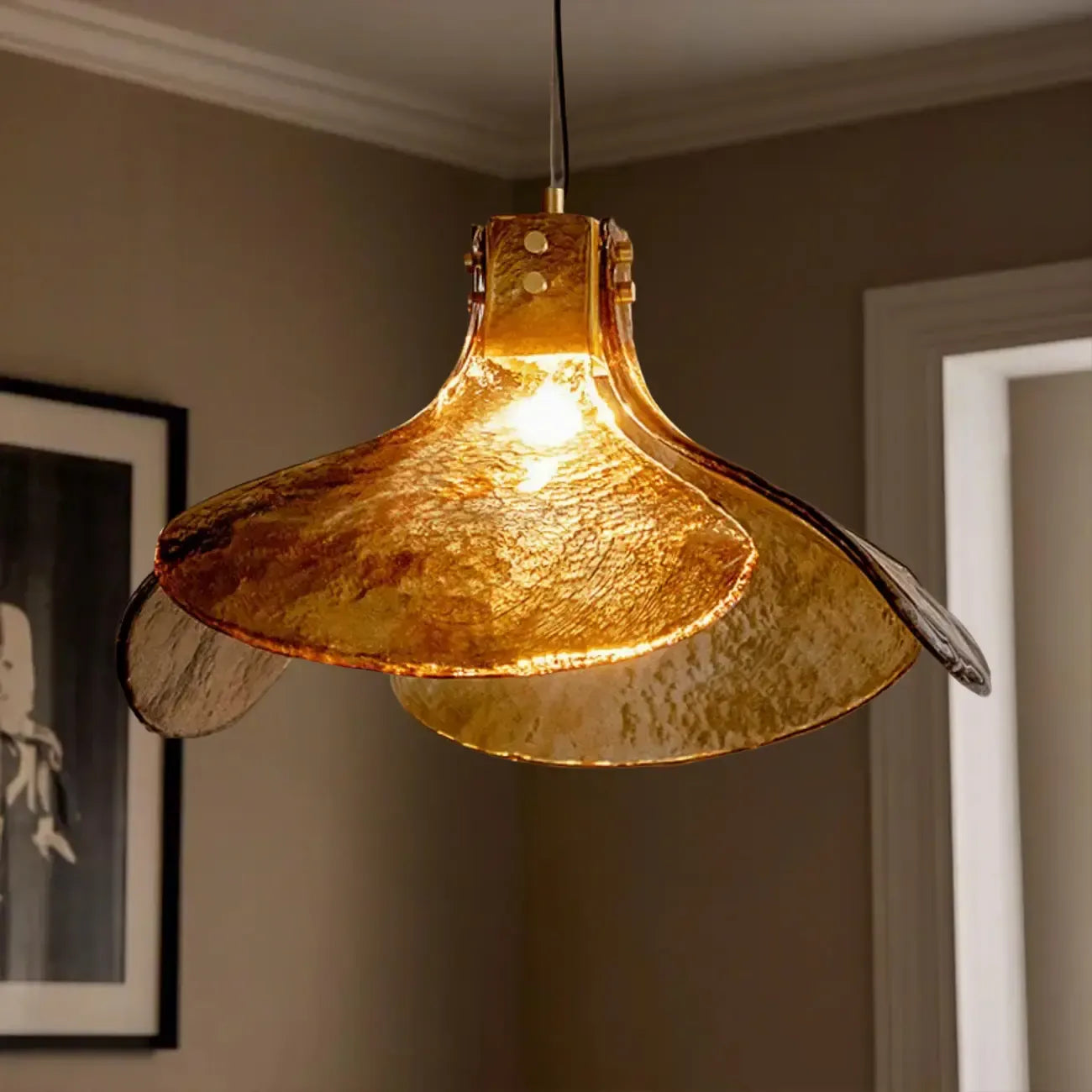Suspension moderne en pétales de verre doré pour salon