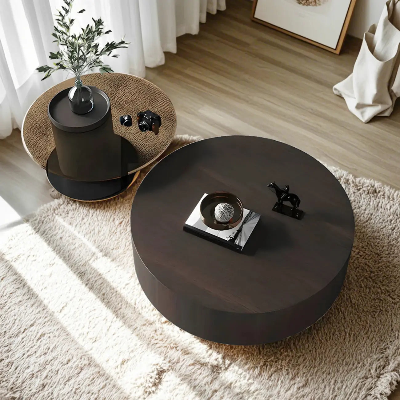 Table basse ronde gigogne en bois foncé de style moderne