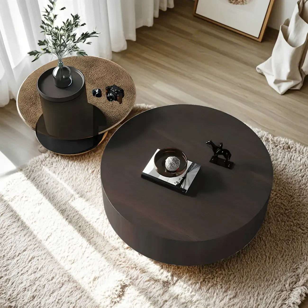 Table basse ronde gigogne en bois foncé de style moderne