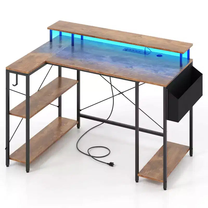 Bureau gaming d'angle 48" Costway avec lumières LED et prises de courant, étagères de rangement, marron/noir