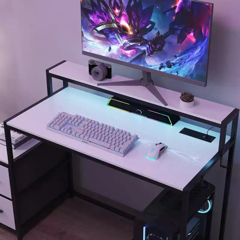 Scrivania da Gaming a LED Famapy, Scrivania da Computer con Telaio in Metallo, Presa di Corrente Integrata, Cassetti e Doppio Ripiano Rialzato