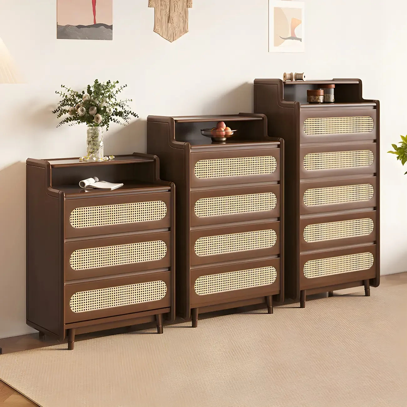 Commode d'appoint en rotin et bois brun avec plusieurs tiroirs