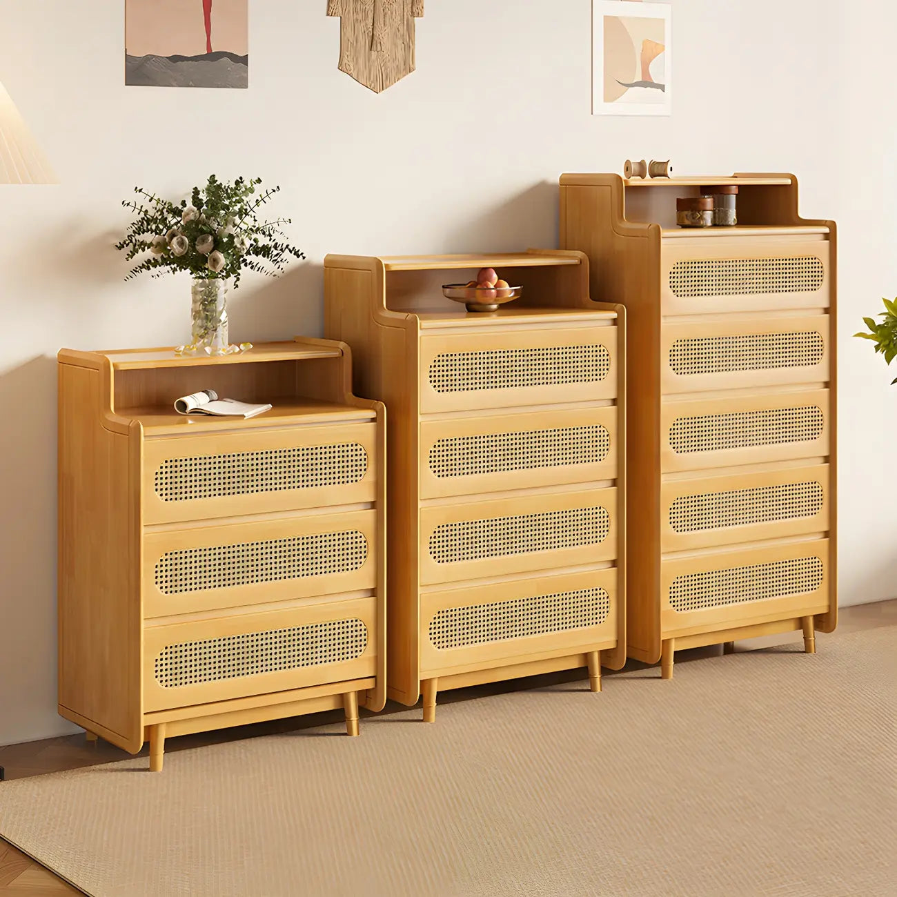 Commode d'appoint en rotin et bois brun avec plusieurs tiroirs