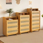 Commode d'appoint en rotin et bois brun avec plusieurs tiroirs