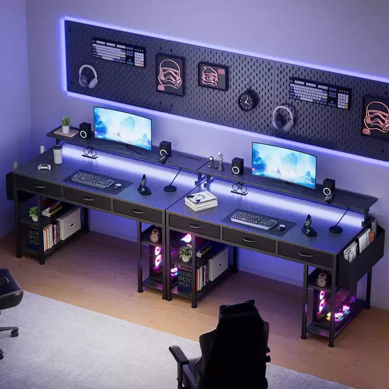 KOLIGEY Bureau de Gaming Noir avec Lumières LED et Prises de Courant, Bureau d'Ordinateur de 55 Pouces avec 3 Tiroirs et Support de Moniteur Réglable