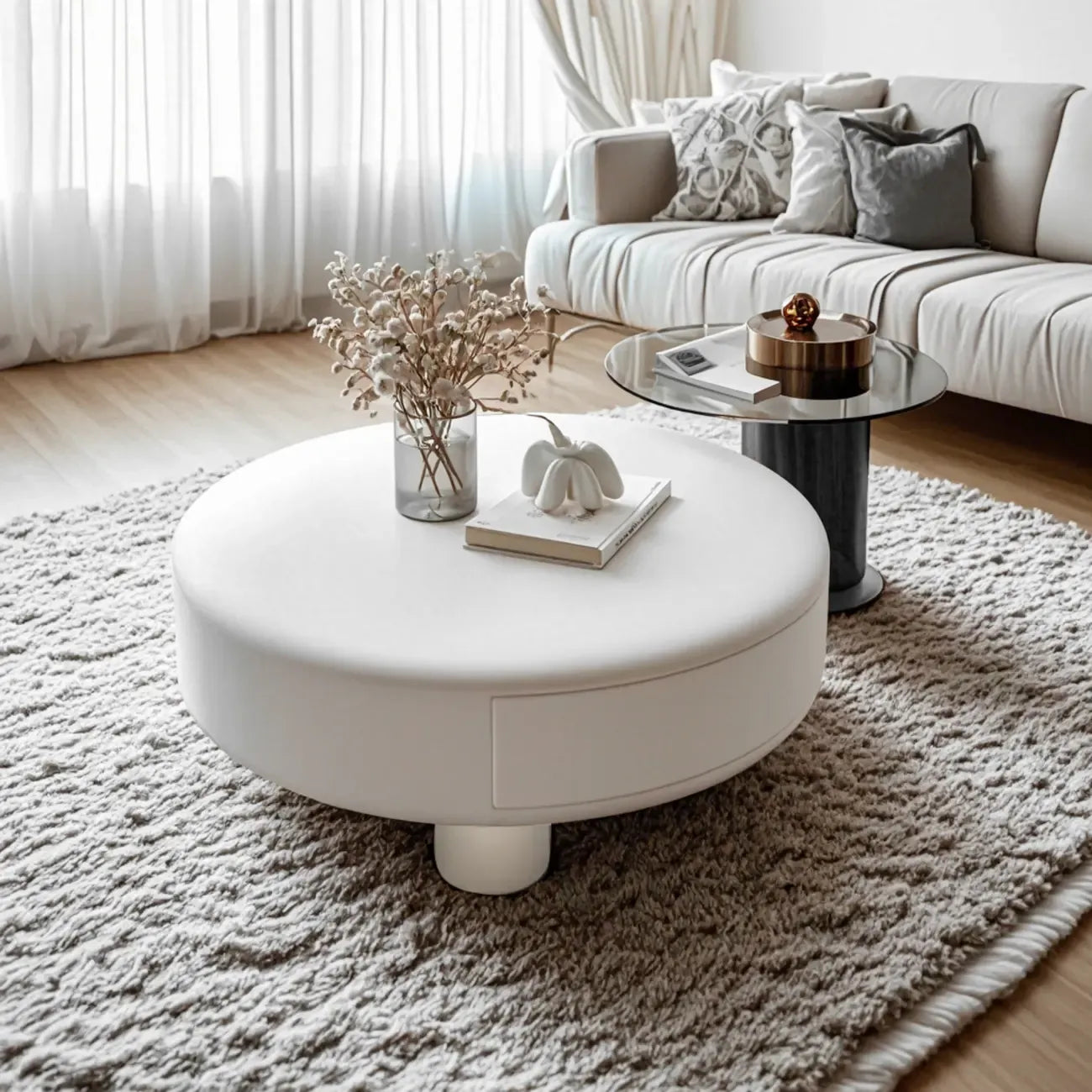 Table basse ronde élégante en bois crème avec tiroirs