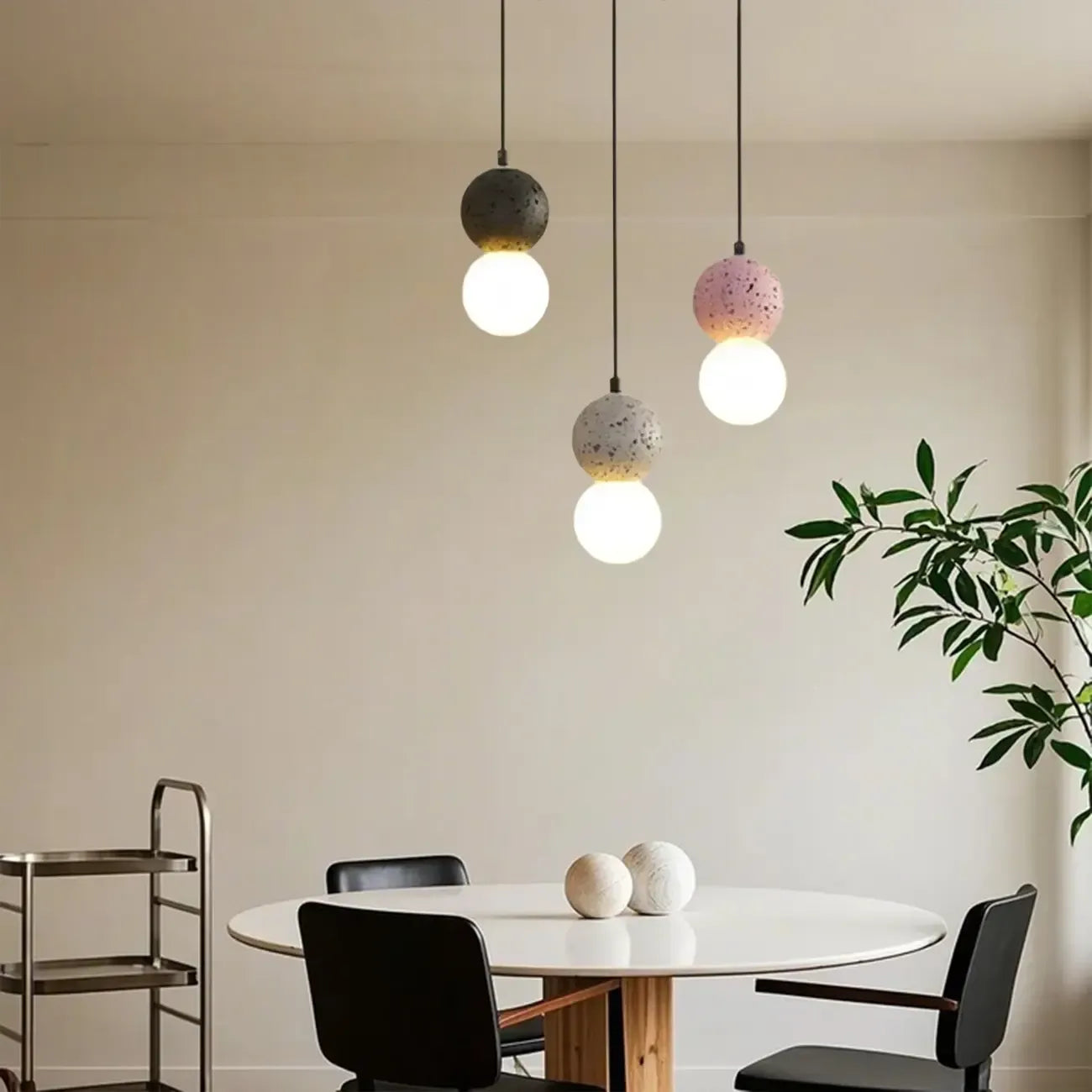 Suspension en verre opale perlé pour décoration intérieure contemporaine