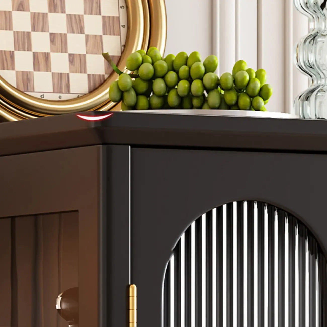 Armoire de rangement classique en bois d'hévéa et verre pour salon