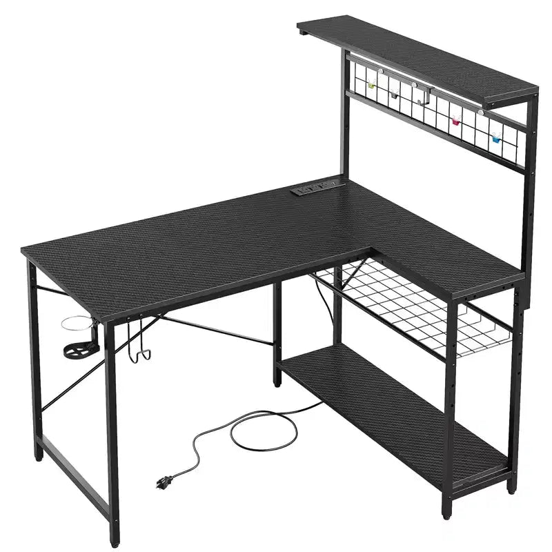 Bestier Scrivania Gaming da 42'', Scrivania ad Angolo a L con Prese di Corrente e Luci LED, Scrivania Reversibile con 4 Ripiani, Portabicchieri, Nero Fibra di Carbonio
