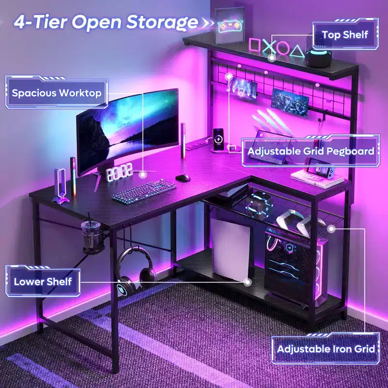 Bestier Scrivania Gaming da 42'', Scrivania ad Angolo a L con Prese di Corrente e Luci LED, Scrivania Reversibile con 4 Ripiani, Portabicchieri, Nero Fibra di Carbonio