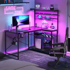 Bestier Scrivania Gaming da 42'', Scrivania ad Angolo a L con Prese di Corrente e Luci LED, Scrivania Reversibile con 4 Ripiani, Portabicchieri, Nero Fibra di Carbonio