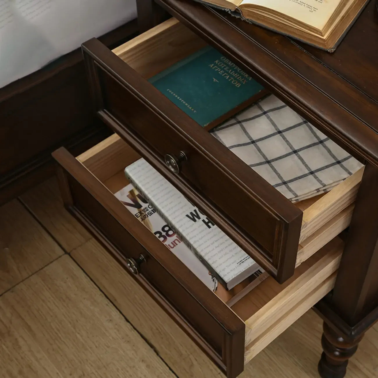 Table de chevet standard classique en bois brun expresso à 2 tiroirs