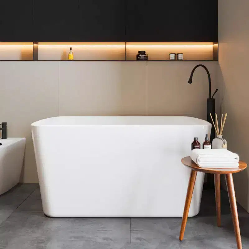 Baignoire Acekool Home Spa de 124 cm, baignoire îlot en acrylique, blanc brillant avec bonde mate et trop-plein noir