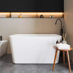 Baignoire Acekool Home Spa de 124 cm, baignoire îlot en acrylique, blanc brillant avec bonde mate et trop-plein noir