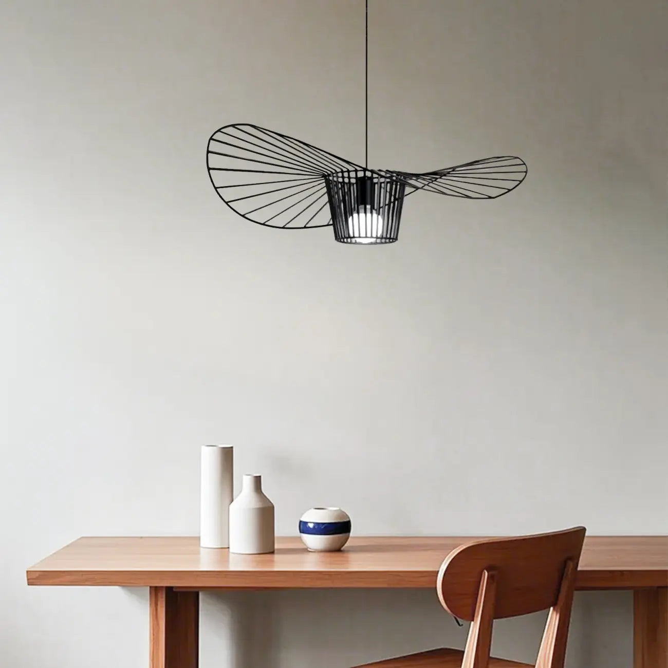 Suspension contemporaine au design linéaire ondulé en feuille de lotus, style chapeau.