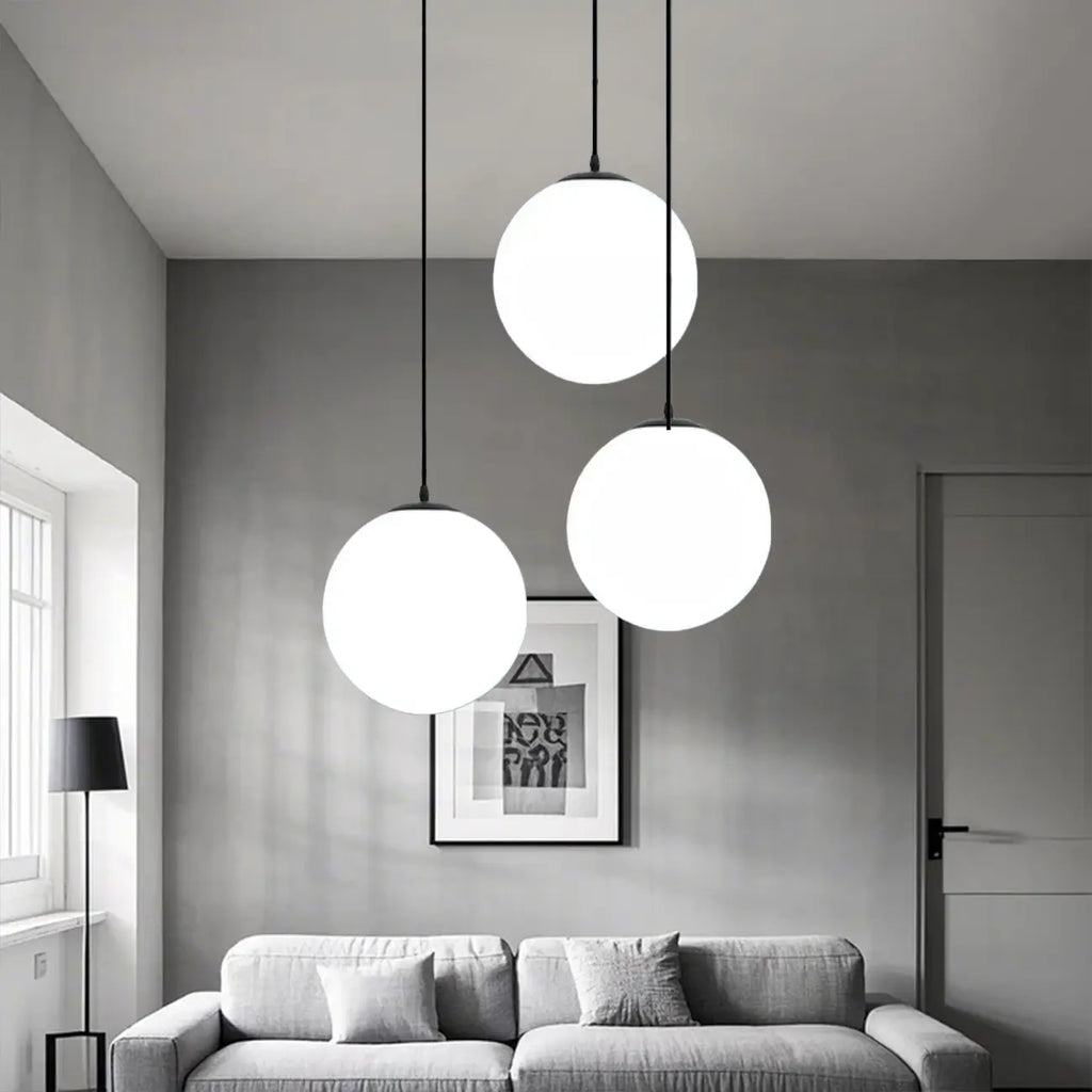 Suspension moderne en verre blanc avec globe