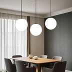 Suspension moderne en verre blanc avec globe