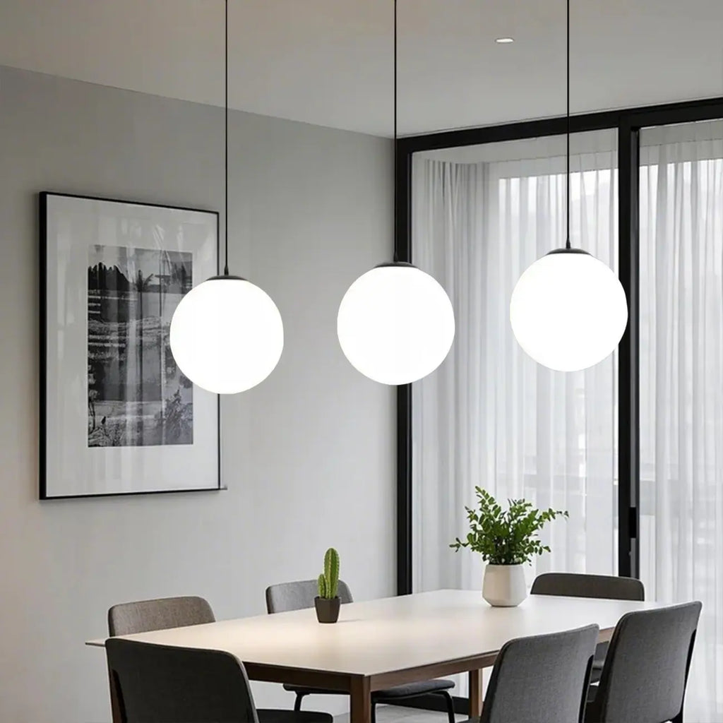 Suspension moderne en verre blanc avec globe