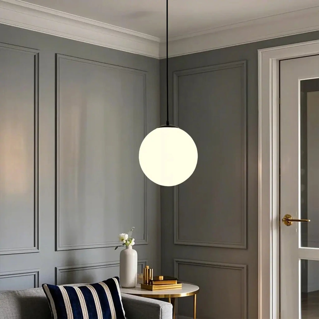 Suspension moderne en verre blanc avec globe