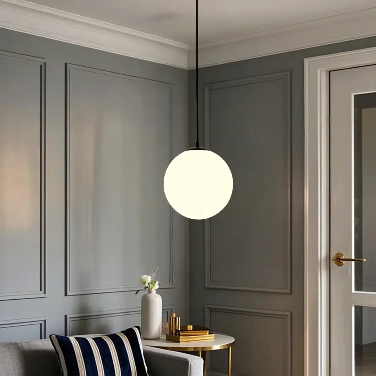 Suspension moderne en verre blanc avec globe