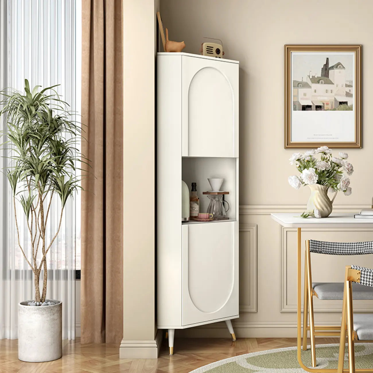Élégant meuble d'angle en bois blanc avec étagères ouvertes