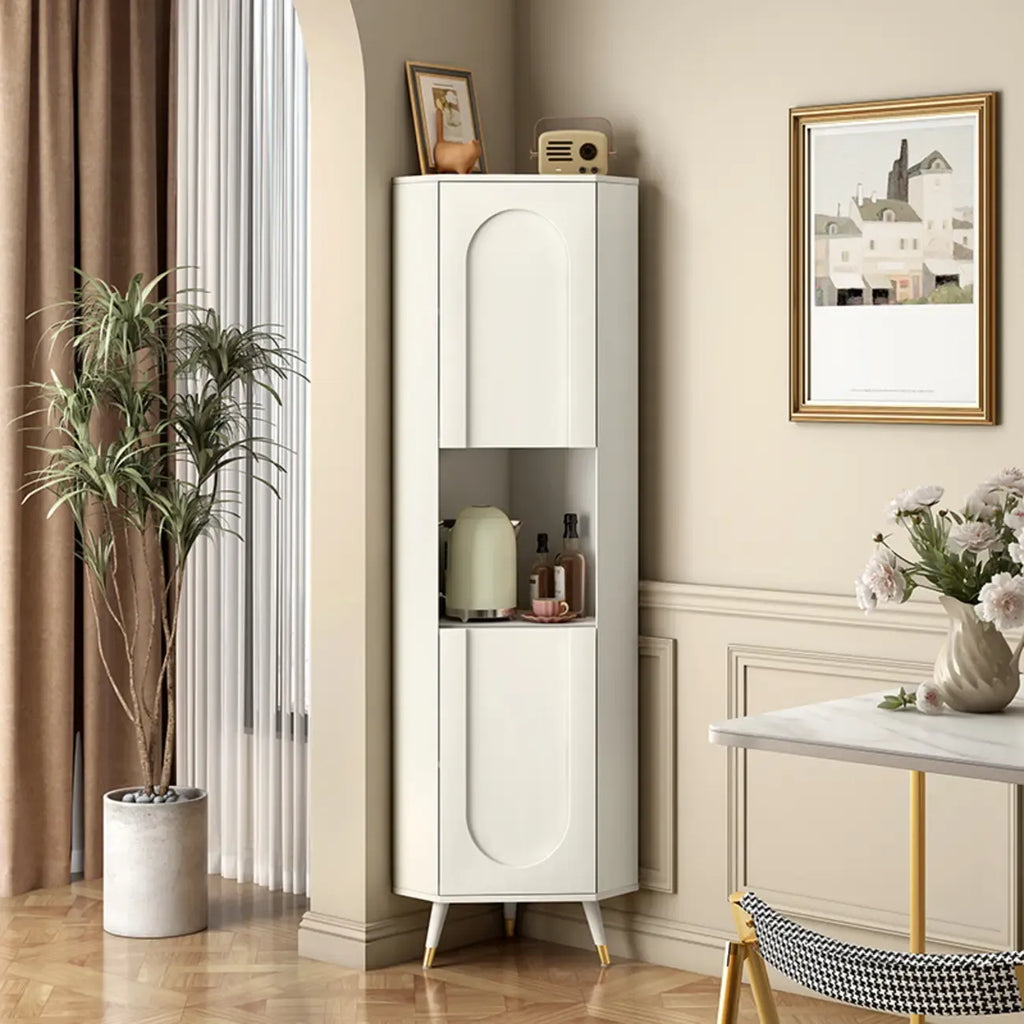 Élégant meuble d'angle en bois blanc avec étagères ouvertes