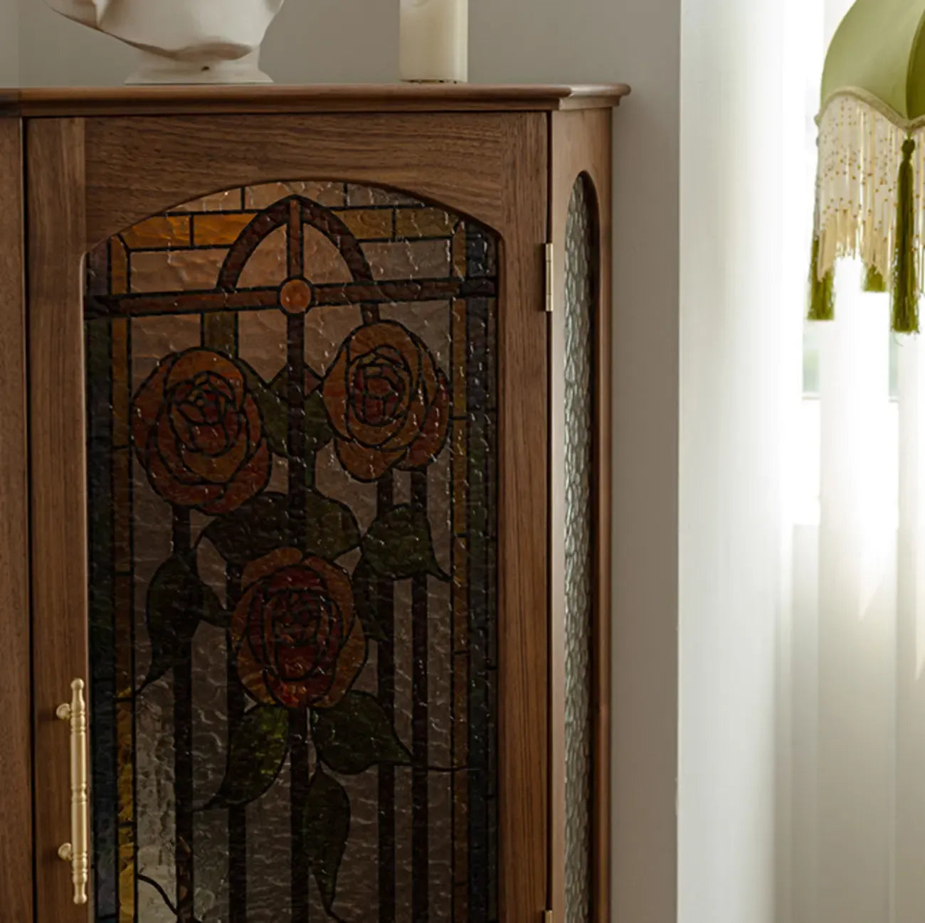 Éclairage inclus. Élégant meuble d'angle en noyer avec panneau en verre rose.