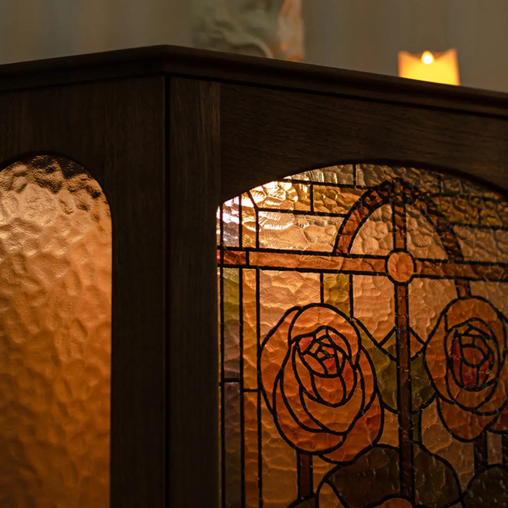 Éclairage inclus. Élégant meuble d'angle en noyer avec panneau en verre rose.