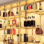 Étagère à vin haute et élégante en métal doré, autoportante
