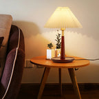 Lampe de table élégante avec pied rond en métal et abat-jour conique en tissu