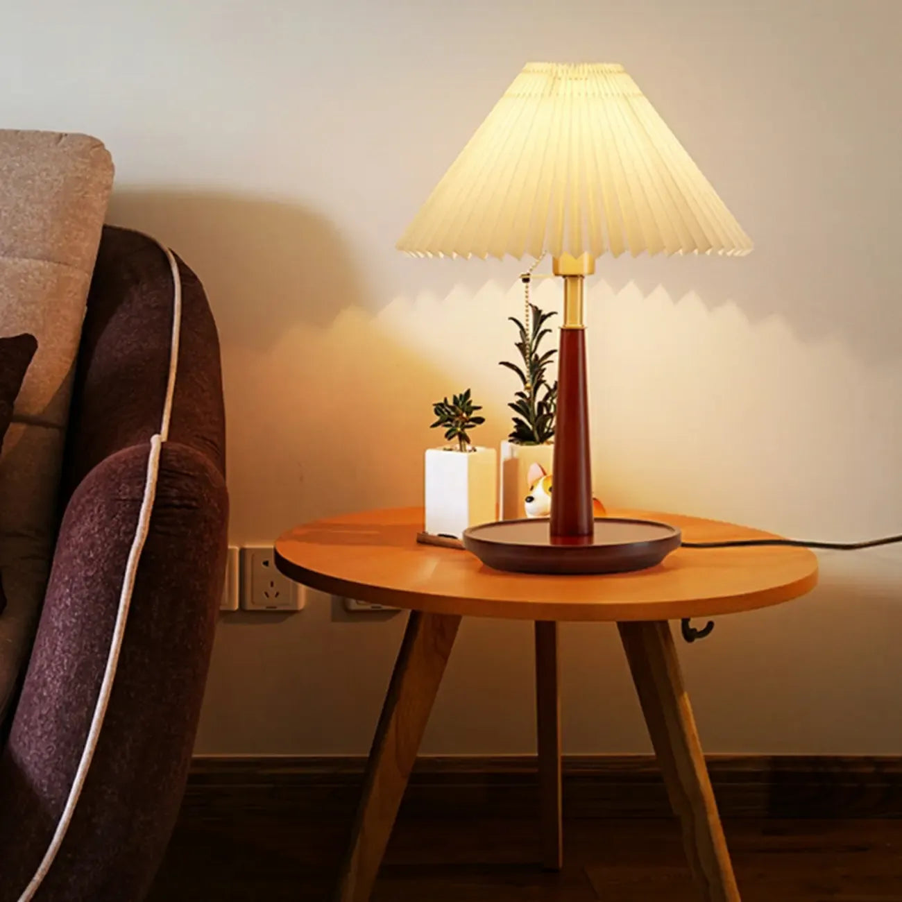 Lampe de table élégante avec pied rond en métal et abat-jour conique en tissu