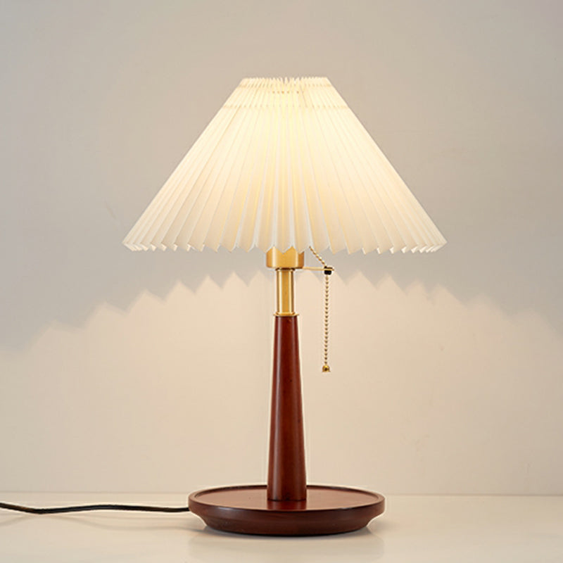 Lampe de table élégante avec pied rond en métal et abat-jour conique en tissu