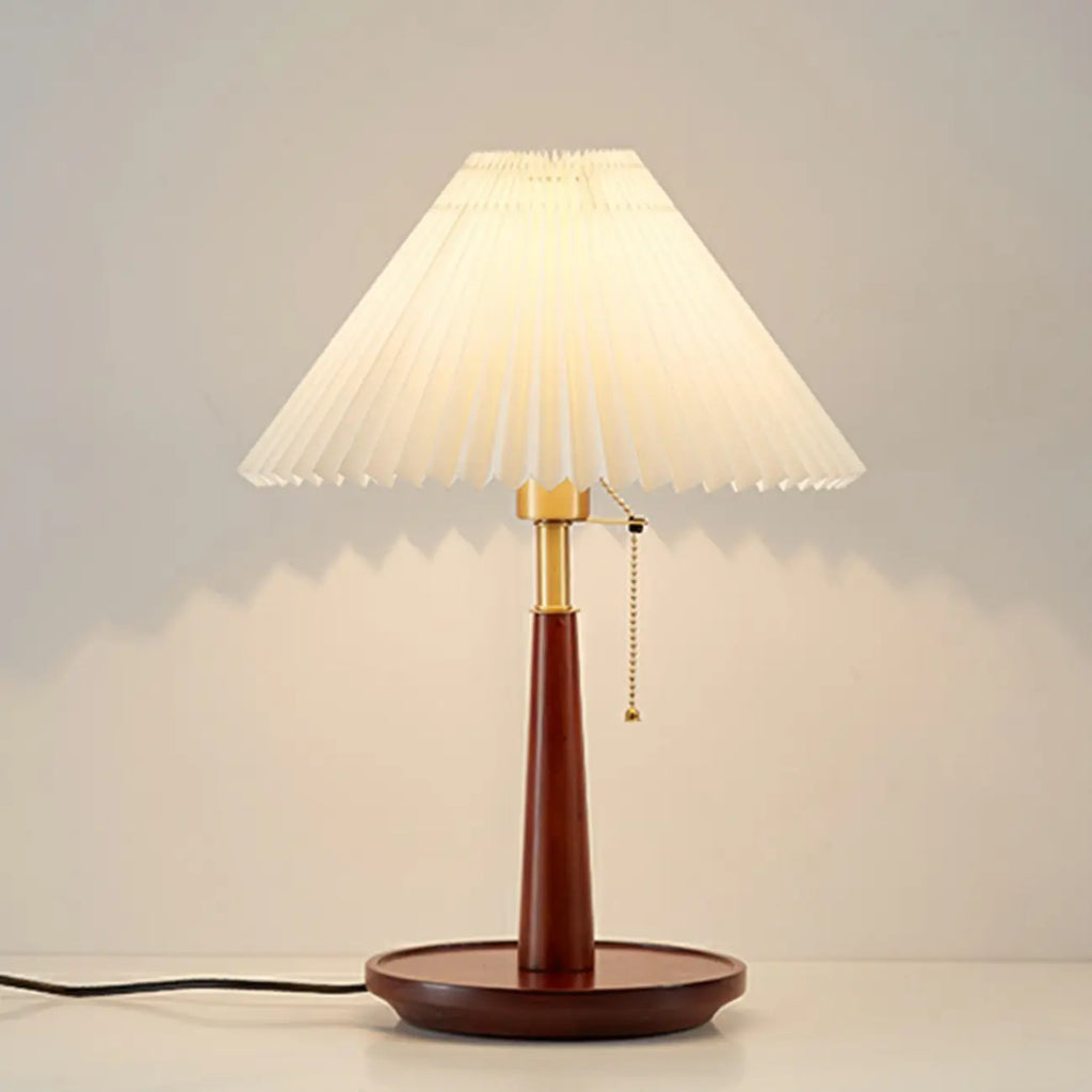 Lampe de table élégante avec pied rond en métal et abat-jour conique en tissu