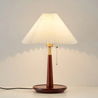 Lampe de table élégante avec pied rond en métal et abat-jour conique en tissu