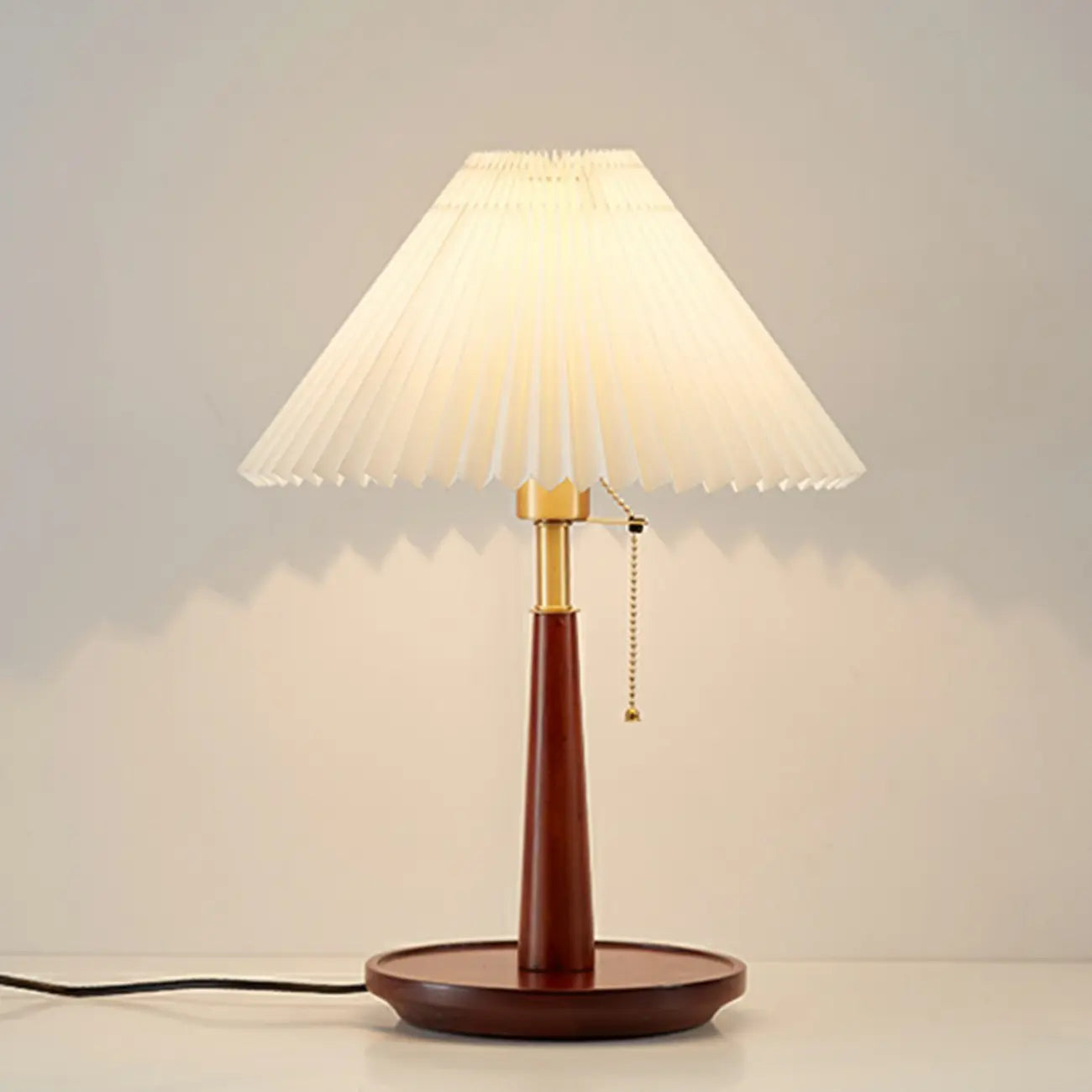 Lampe de table élégante avec pied rond en métal et abat-jour conique en tissu