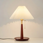 Lampe de table élégante avec pied rond en métal et abat-jour conique en tissu