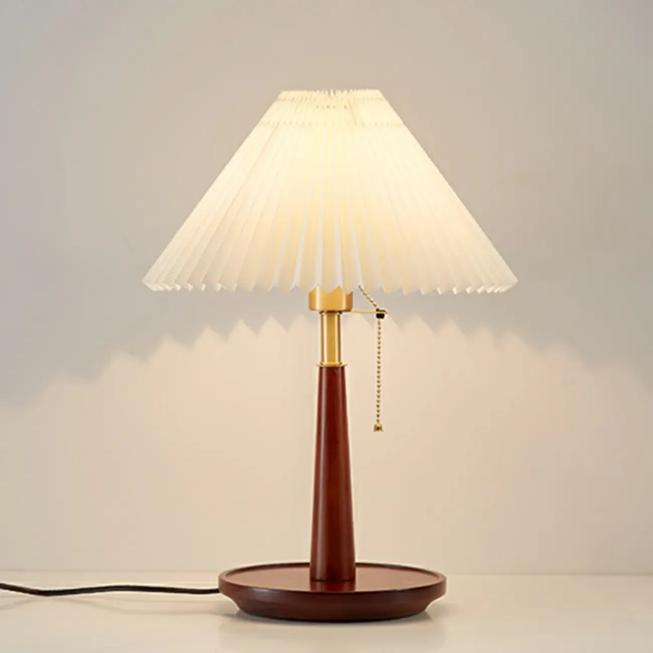Lampe de table élégante avec pied rond en métal et abat-jour conique en tissu