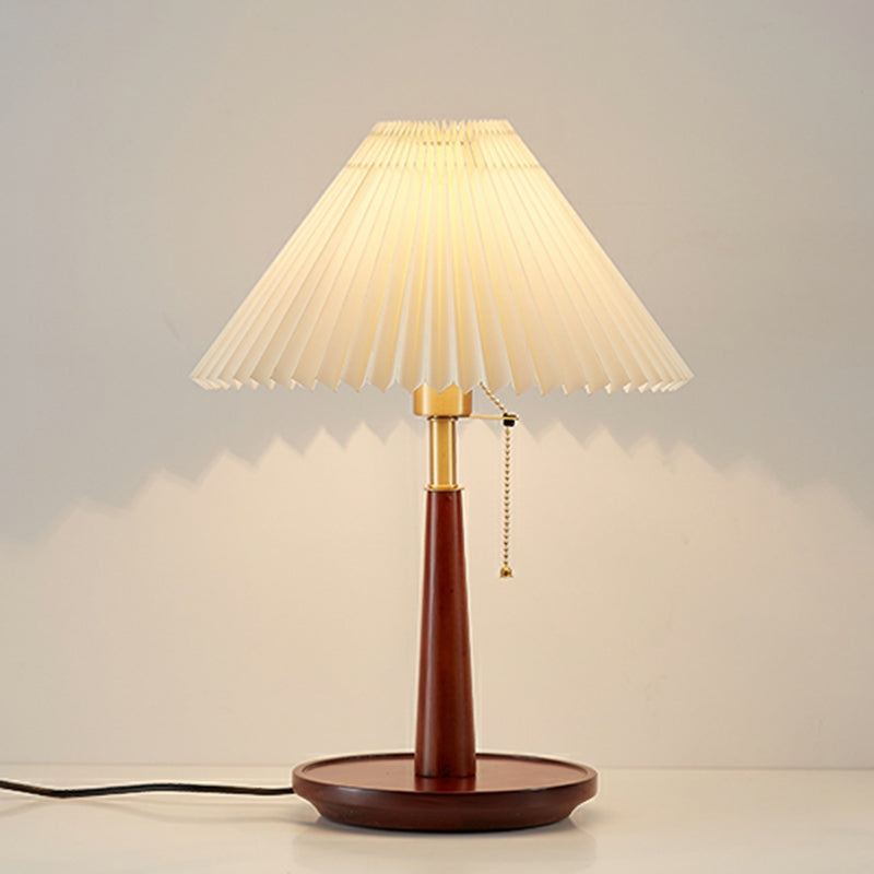 Lampe de table élégante avec pied rond en métal et abat-jour conique en tissu