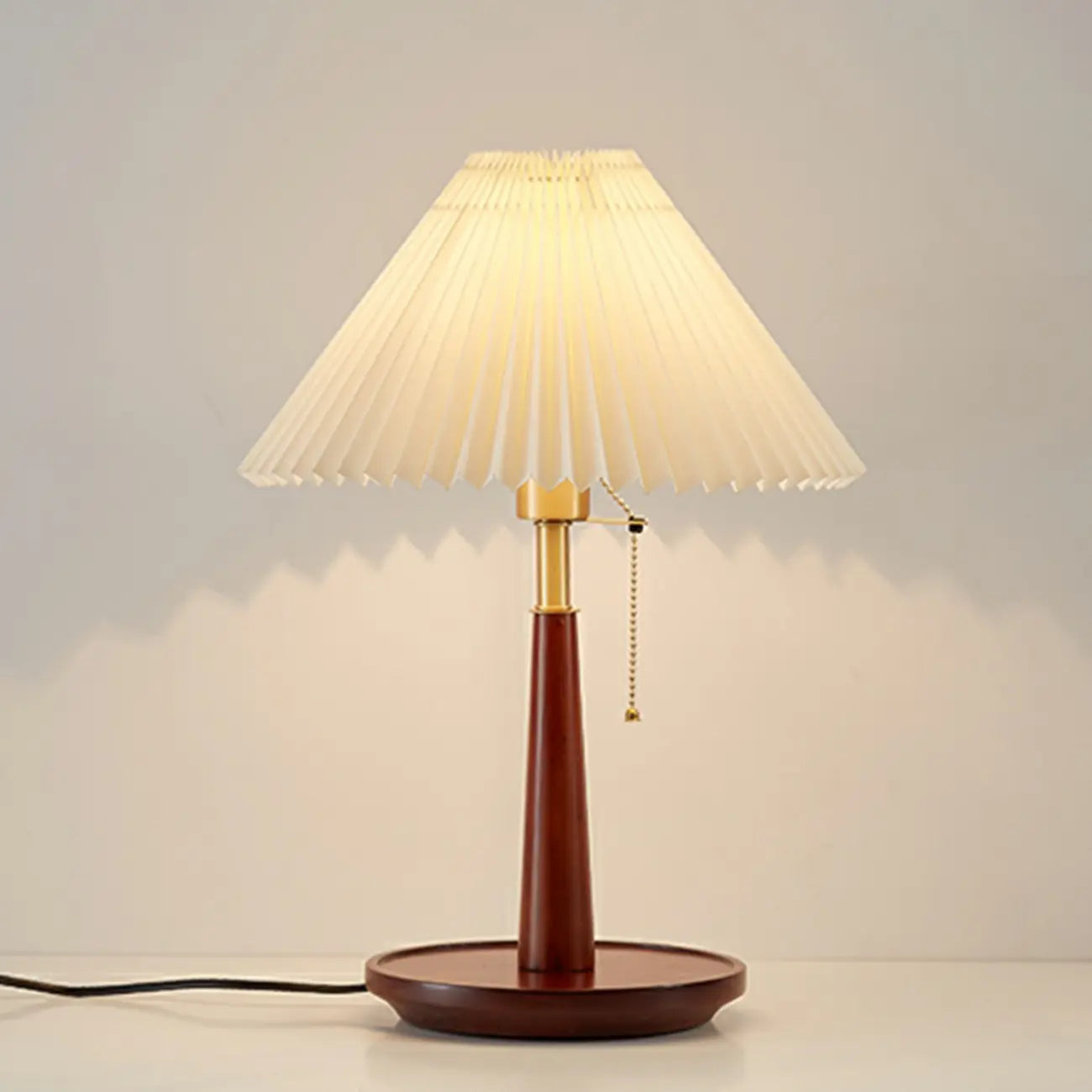 Lampe de table élégante avec pied rond en métal et abat-jour conique en tissu